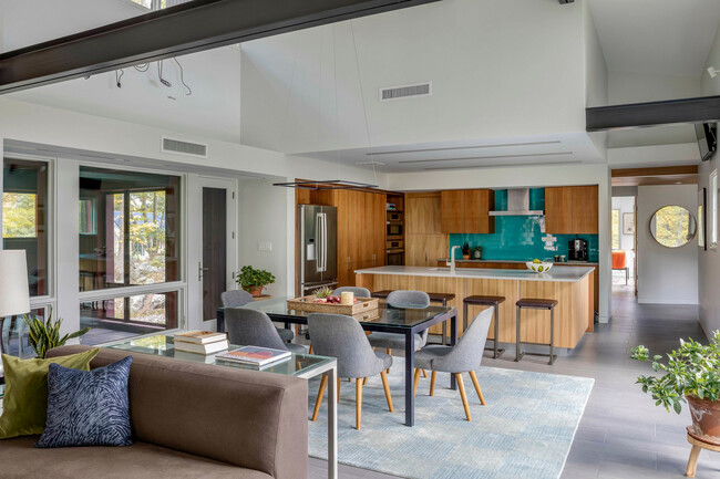 Khu vực phòng bếp sử dụng các vật liệu địa phương, đơn giản nhưng vẫn đầy đủ tiện nghi.