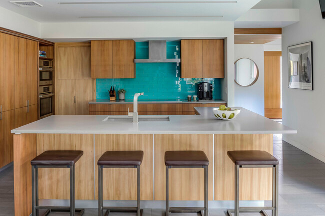 Khu vực bếp rộng và đầy đủ tiện nghi.