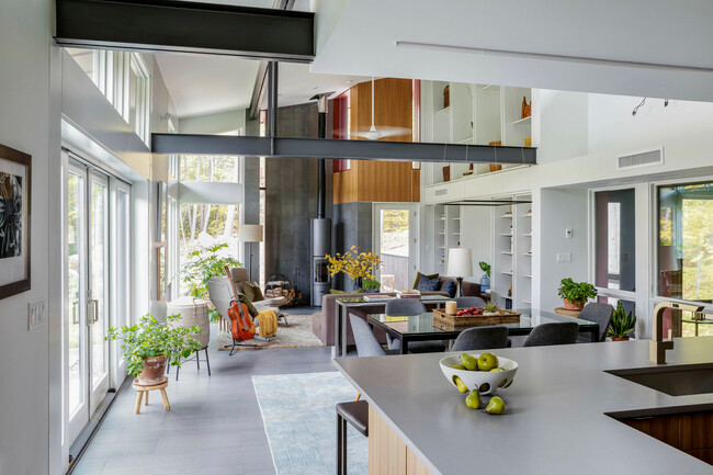 Không gian thiết kế hiện đại, toàn bộ thiết bị điện đều sử dụng năng lượng mặt trời.