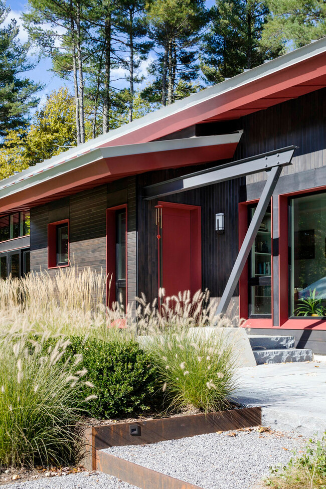 Mái hiên rộng che bớt ánh nắng gay gắt vào mùa hè.