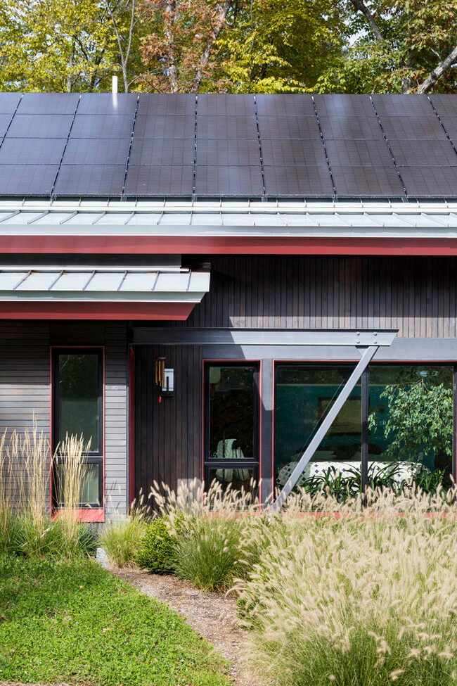 Ngôi nhà có thể tự cung cấp năng lượng để sử dụng thông qua các hệ thống năng lượng tái tạo với pin mặt trời và tích hợp các nguyên tắc thiết kế thụ động.