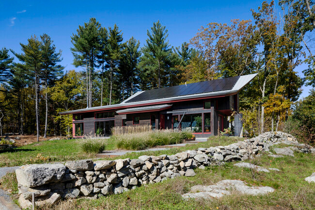 Các cửa sổ mở rộng hướng về phía nam giúp không gian sống nhận được ánh sáng tự nhiên và mang lại hơi ấm vào mùa đông lạnh giá.