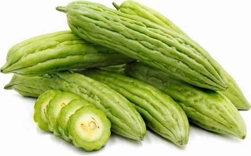 Phụ nữ mang thai ăn mướp đắng có thể bị giảm đường huyết. Hơn nữa, các hạt mướp đắng có chứa một chất tên là vicine - một độc tố có khả năng gây ra hội chứng cấp tính như nhức đầu, đau thắt bụng và hôn mê với những bà bầu nhạy cảm.