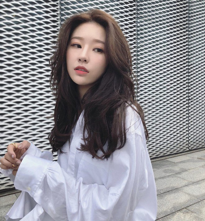 Hứa Tĩnh Uyển, đến từ Hà Nam, Trung Quốc, là một trong những nữ streamer có số lượng lớn người theo dõi. Những bức ảnh được cô nàng đăng tải trên trang cá nhân luôn thu hút hàng trăm nghìn lượt "thả tim" và bình luận khen ngợi nhan sắc từ dân mạng.