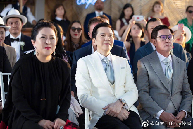 Ông bà Hướng Hoa Cường - Trần Lam và cha của Quách Bích Đình trong hôn lễ. Theo bà Trần Lam, cuối năm nay cặp đôi sẽ tổ chức một lễ cưới khác tại Đài Loan.