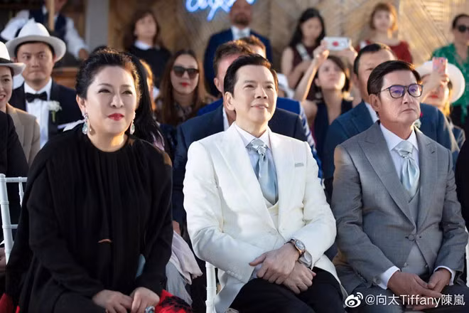 Ông bà Hướng Hoa Cường - Trần Lam và cha của Quách Bích Đình trong hôn lễ. Theo bà Trần Lam, cuối năm nay cặp đôi sẽ tổ chức một lễ cưới khác tại Đài Loan.