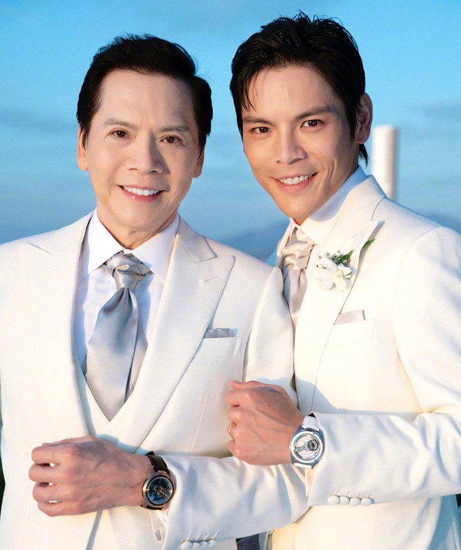 Đám cưới của cặp đôi cũng dính lùm xùm vì nhận quảng cáo nhiều thương hiệu như đồng hồ của hai cha con Hướng Hoa Cường khoe trong bộ ảnh. Mặt khác, do cưới vội để phục vụ show truyền hình, nên người thân trong gia đình Quách Bích Đình không có mặt đầy đủ. Nữ diễn viên có hai người em gái nhưng không tham dự lễ cưới của chị. Cô cũng không có bạn bè làm phù dâu.