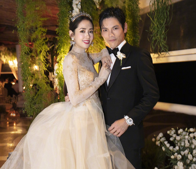 Sau khi lễ cưới diễn ra, khán giả đặc biệt quan tâm tới trang sức của cặp đôi Hướng Tả và Quách Bích Đình. Theo đó, nữ diễn viên mặc hai bộ váy cưới có giá khoảng 31.000 USD. Vương miện đội đầu của nữ diễn viên cũng gây chú ý khi từng được bán đấu giá ở Milan với giá khởi điểm là 33.000 USD. Do vương miện này không còn được chế tác nên được xếp vào loại trang sức vô giá. Ngoài ra, hoa tai của cô dâu cũng được nạm đầy kim cương.