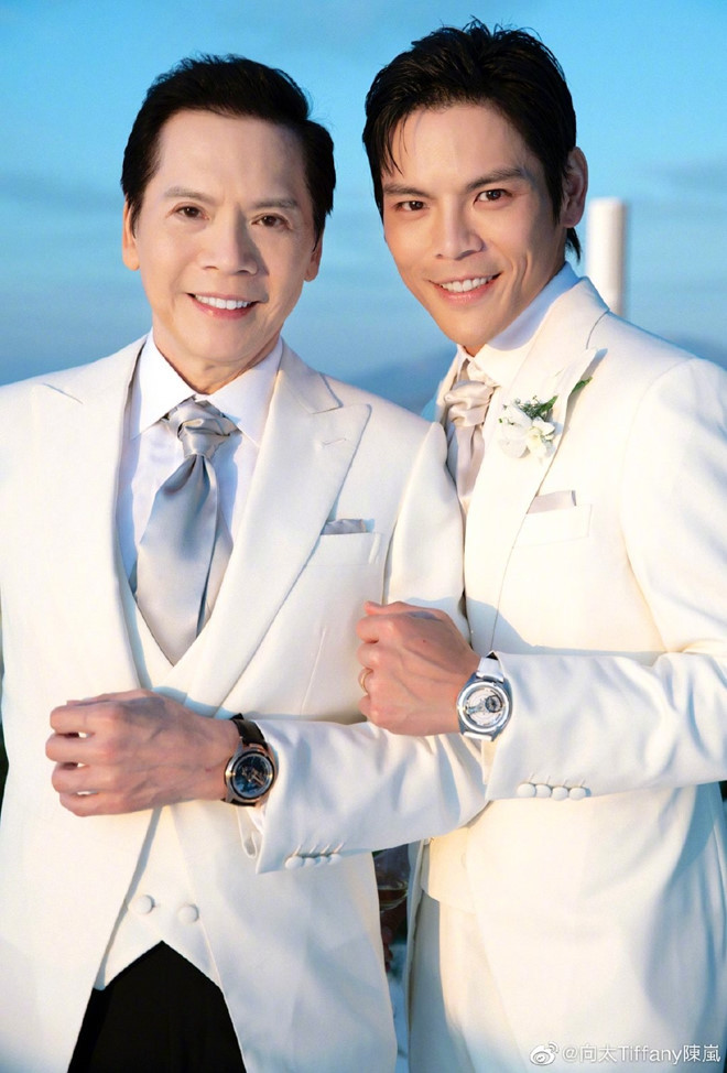 Chú rể Hướng Tả và cha mình là ông trùm Hướng Hoa Cường khoe đồng hồ hàng hiệu trong ngày cưới. Cả hai chiếc đồng hồ này đều là của thương hiệu Ulysse Nardin. Theo QQ, đồng hồ trên tay của Hướng Hoa Cường có giá trị khoảng 141.000 USD, còn đồng hồ của chú rể có giá khoảng 12.000 USD.