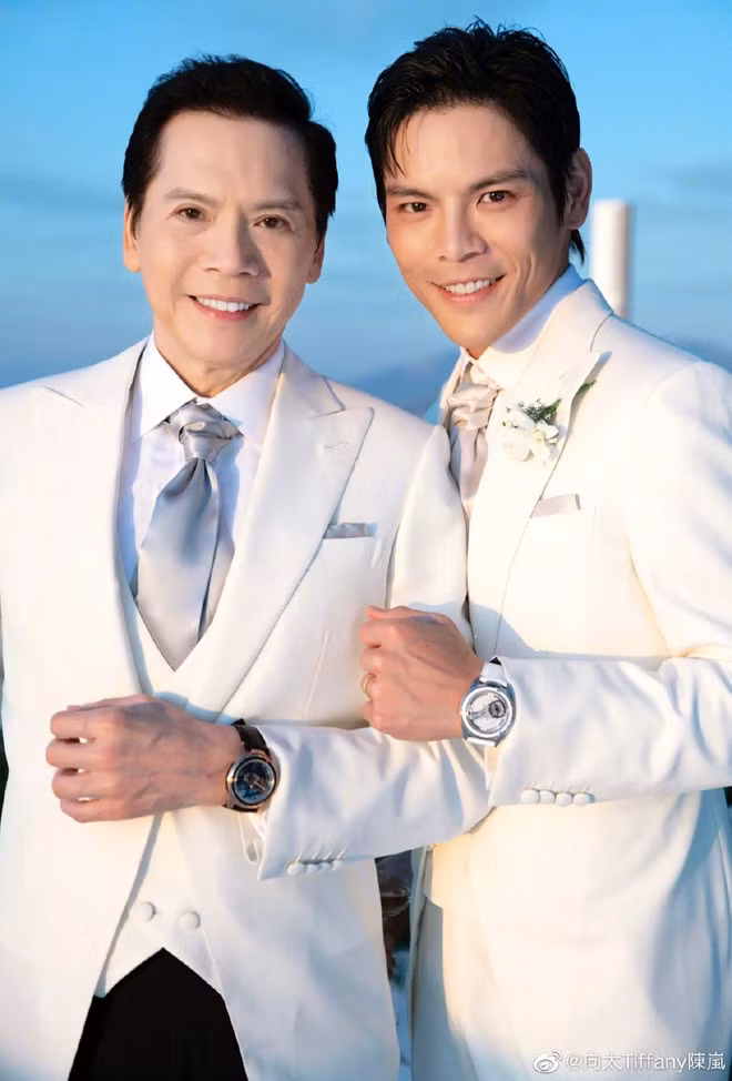 Chú rể Hướng Tả và cha mình là ông trùm Hướng Hoa Cường khoe đồng hồ hàng hiệu trong ngày cưới. Cả hai chiếc đồng hồ này đều là của thương hiệu Ulysse Nardin. Theo QQ, đồng hồ trên tay của Hướng Hoa Cường có giá trị khoảng 141.000 USD, còn đồng hồ của chú rể có giá khoảng 12.000 USD.