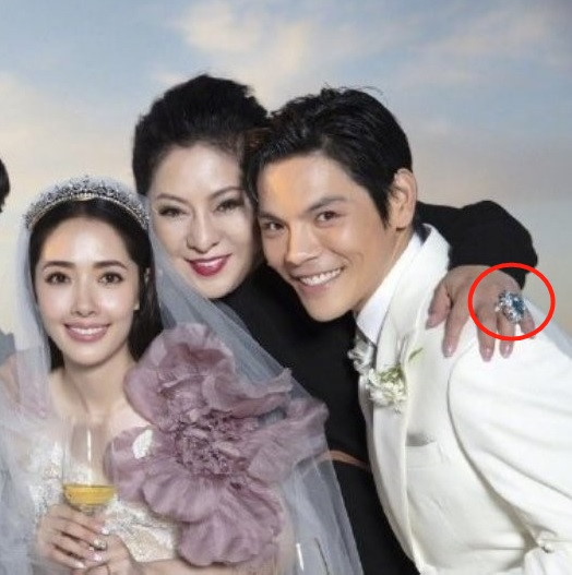 Không kém cạnh con dâu Quách Bích Đình, bà Trần Lam cũng mang một bộ trang sức đắt tiền gồm hoa tai và nhẫn được làm bằng đá sapphire với đường viền nạm đầy kim cương. Giá trị của 2 món trang sức chưa định giá chính xác. Tuy nhiên, do trước đây, bà Trần Lam từng chụp ảnh một viên kim cương hình giọt nước 75,36 cara có giá hơn một triệu USD, nên ChinaTimes ước tính hoa tai và nhẫn của bà trùm cũng có giá cũng rơi vào khoảng đó.