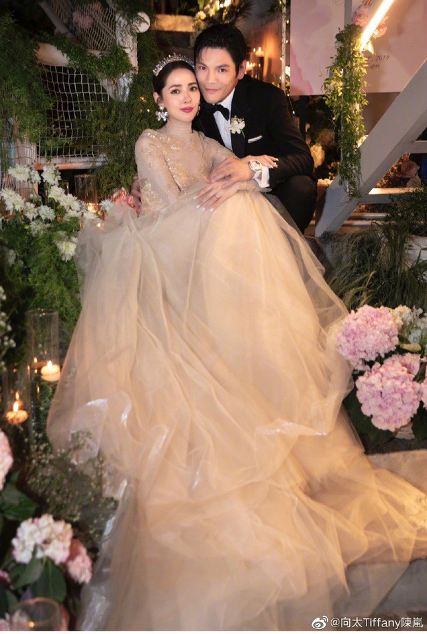 Theo QQ, hai bộ váy cưới lộng lẫy mà Quách Bích Đình mặc vào ngày thành hôn chính là mẫu áo cưới mới nhất nằm trong bộ sưu tập xuân hè 2020 của nhà mốt Vera Wang. Trong đó, tấm mạng che mặt và phần tay áo đều được đặt thiết kế riêng. Tổng giá trị của hai bộ áo cưới là khoảng 31.000 USD. Tuy nhiên, truyền thông Trung Quốc chỉ ra áo cưới của cô dâu không phải là thứ đắt đỏ nhất trong hôn lễ. Vì so với các bộ váy cưới của Đường Yên, Angelababy, Côn Lăng khoác lên mình trong ngày trọng đại, thì lễ phục của Quách Bích Đình thua xa về giá tiền.