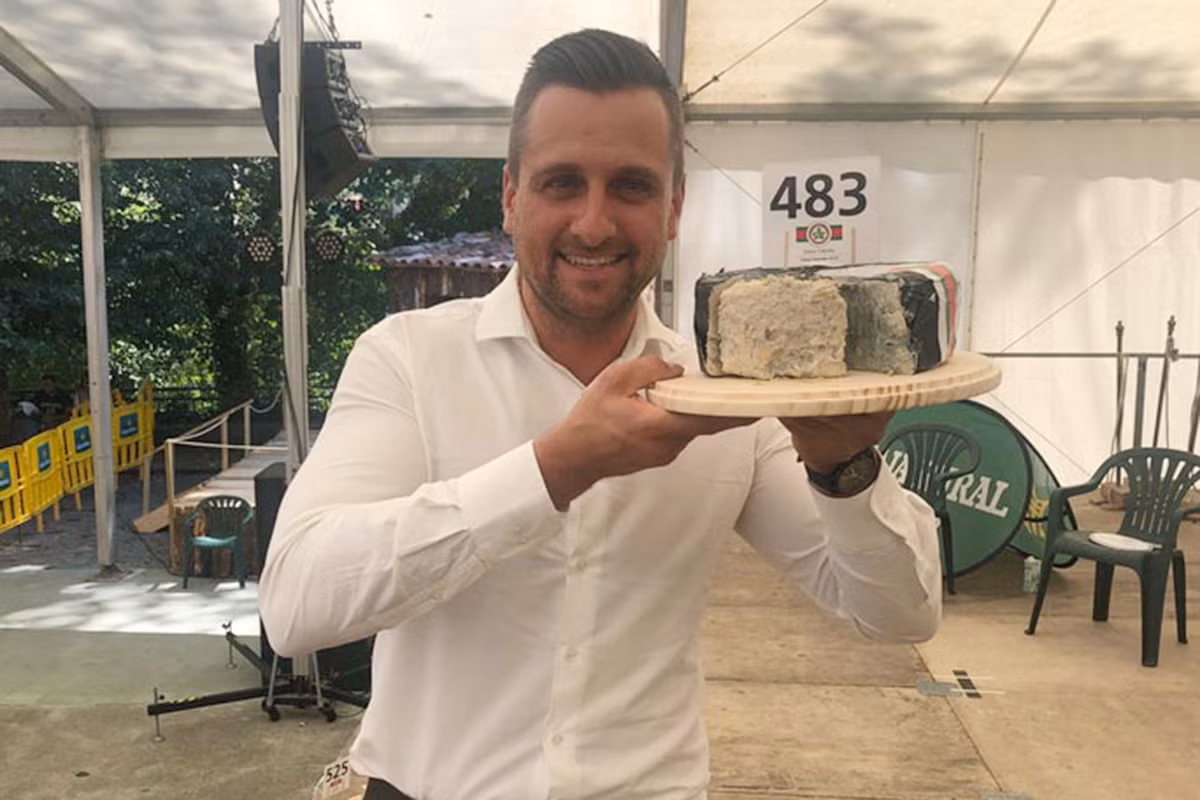 Ky la: Pho mai boc mui hoi ham nhung co gia gan 400 trieu