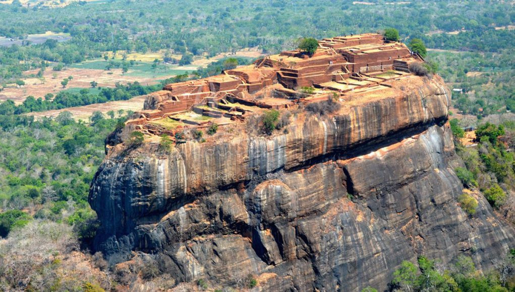 Vào thế kỷ 3 trước Công nguyên, cao nguyên đá Sigiriya được xây dựng thành tu viện. Đến thế kỷ 5 sau Công nguyên, đức vua Kasyapa quyết định biến nơi đây thành dinh thự hoàng gia. Sau khi nhà vua qua đời, nơi đây tiếp tục đóng vai trò là một tu viện cho tới khi bị bỏ hoang vào thế kỷ 14. Ảnh: Annees de pelerinage.