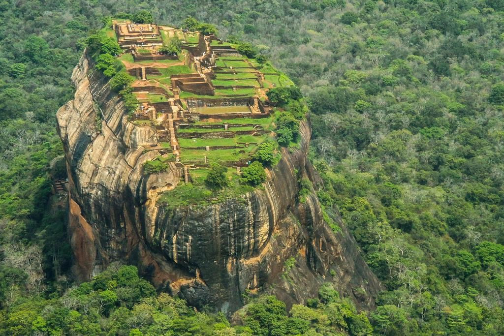 Cung điện nằm ở trung tâm hòn đảo, trên một cao nguyên đá khổng lồ, giữa thị trấn Dambulla và Habarane. Cao nguyên đá Sigiriya được hình thành từ magma của ngọn núi lửa đã tắt, cao hơn 200 m so với địa hình của những cánh rừng xung quanh và 370 m so với mực nước biển. Ảnh: Pinterest.