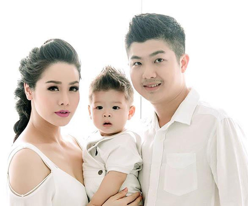 Hồi tháng 6, Nhật Kim Anh xác nhận đã ly hôn chồng sau 2 năm vướng tin đồn trục trặc tình cảm. Hiện, nữ diễn viên sống một mình ở TP.HCM và theo đuổi hoạt động nghệ thuật, làm kinh doanh. Trong khi đó, chồng cũ của cô là Bửu Lộc đang sống ở Cần Thơ và nuôi con trai chung của họ.