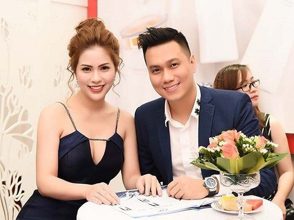 Quan hệ của Việt Anh là người vợ thứ 2 là Hương Trần "đứt gánh" hồi tháng 7 sau 7 năm bên nhau. Tuy không tiết lộ nguyên nhân nhưng Hương Trần đã ám chỉ có người thứ 3 chen vào quan hệ vợ chồng cô. Dù vậy, trả lời báo giới, diễn viên Người phán xử đã phủ nhận: "Tôi không lăng nhăng, không có người thứ 3".