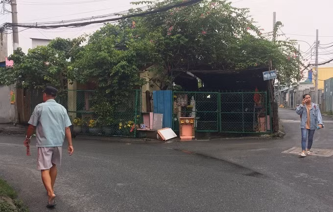 Ong lao song binh an trong co ngoi 2000m2, 30 nam gom mon do la-Hinh-2