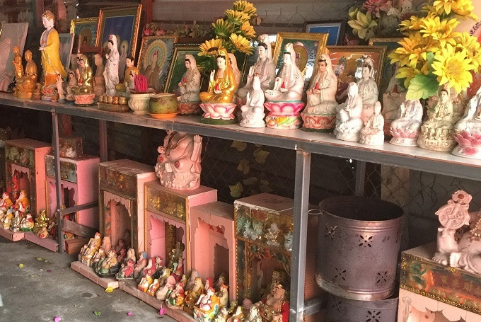 Ong lao song binh an trong co ngoi 2000m2, 30 nam gom mon do la