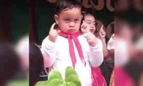 Be trai bieu dien van nghe lo bieu cam soc khien nguoi xem phat sot