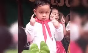 Be trai bieu dien van nghe lo bieu cam soc khien nguoi xem phat sot