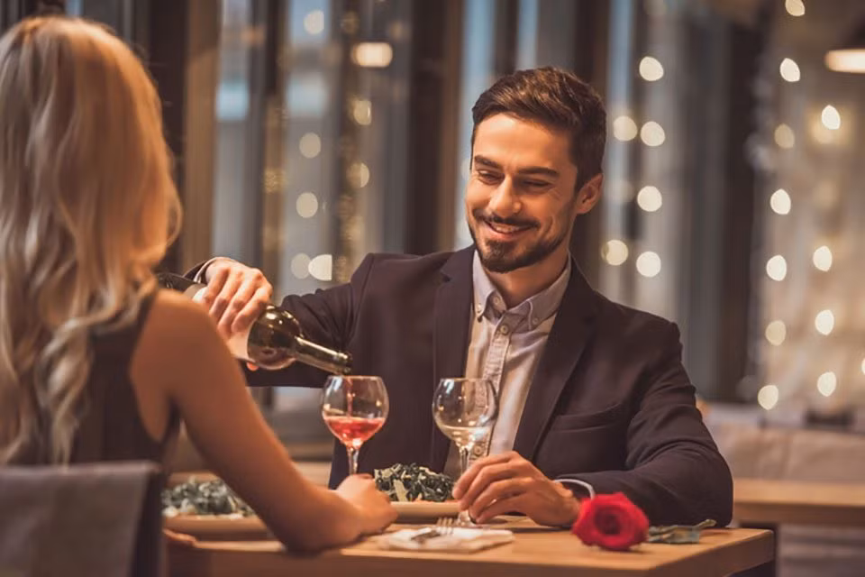 'Gai goi' cao cap he lo so thich benh hoan cua dai gia-Hinh-2