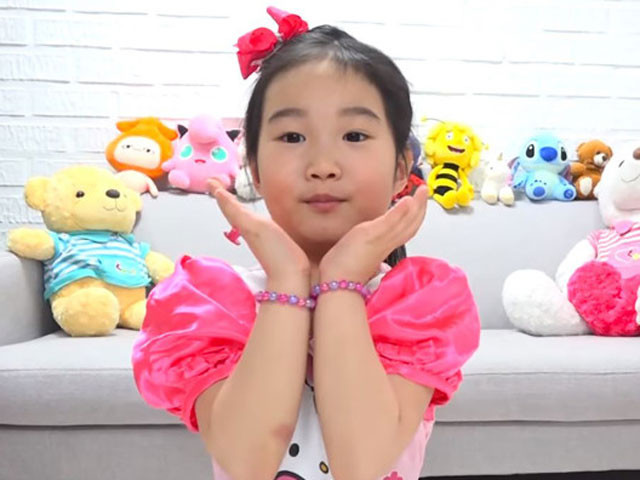 Khong phai rich kid, be gai 6 tuoi tu kiem tien va tau nha 185 ty gay 