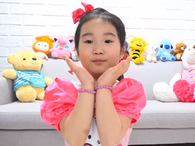 Khong phai rich kid, be gai 6 tuoi tu kiem tien va tau nha 185 ty gay 