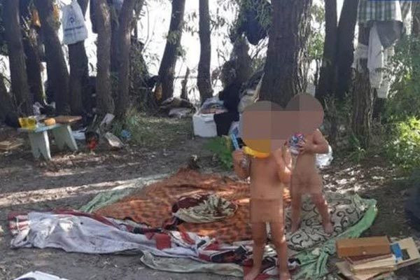 Cha me bo mac con nho ngoai duong de 