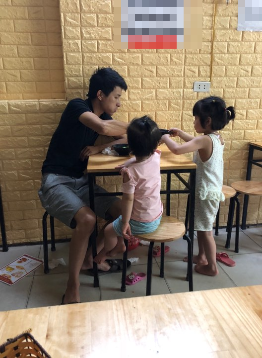 Ông bố đưa hai cô con gái đi ăn vặt thay vợ.