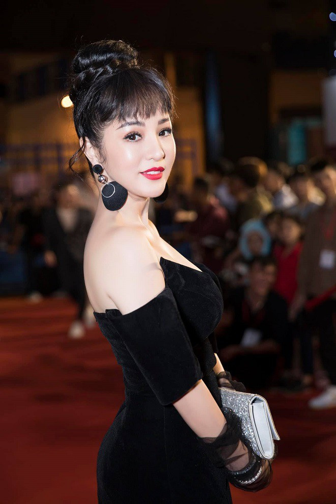 Thuy Nga bi dong nghiep truoc mat 