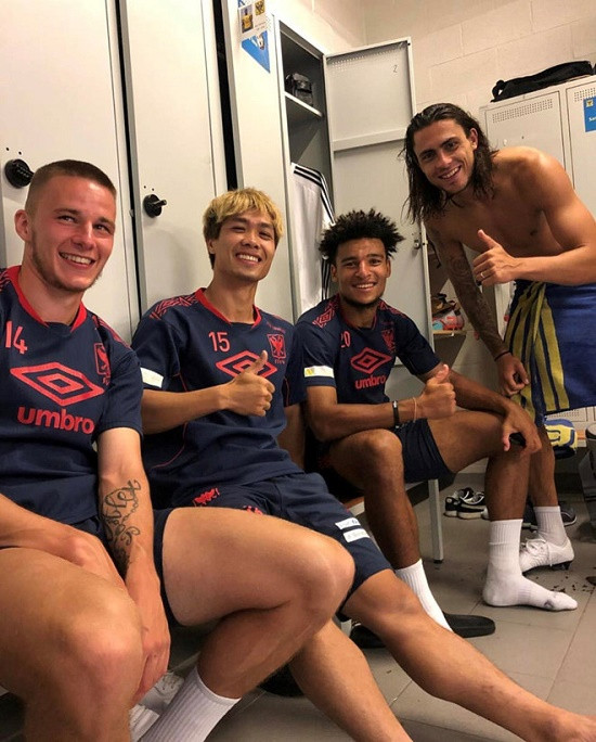 Cong Phuong rang ro khoe anh cung dong doi o Bi