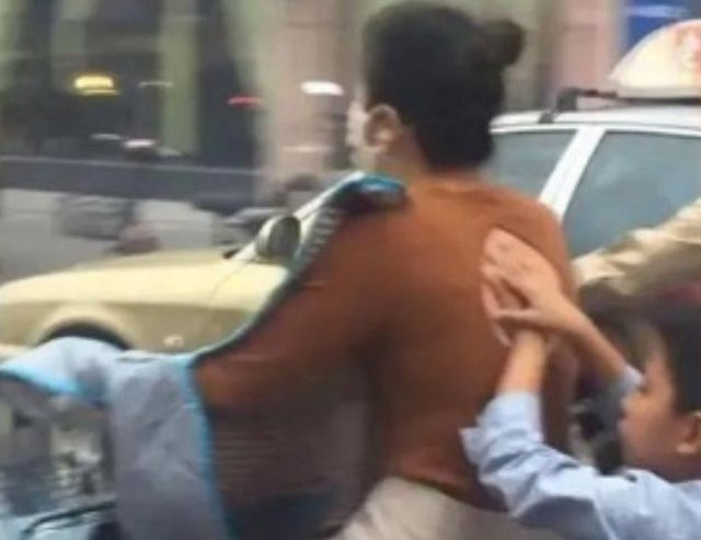 Be trai che chan diem lo 