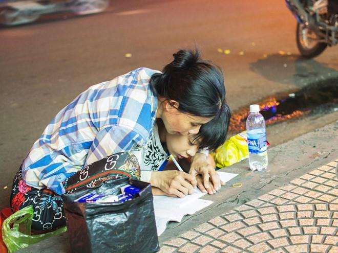 Gap cau be trong buc anh hoc bai o via he lan truyen tren mang