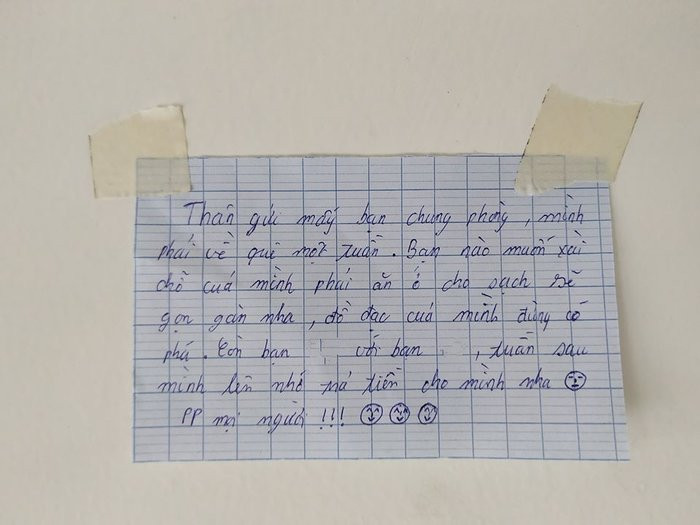 Cuoi ngat loi nhan truoc khi ve que cua nam sinh danh cho ban cung phong