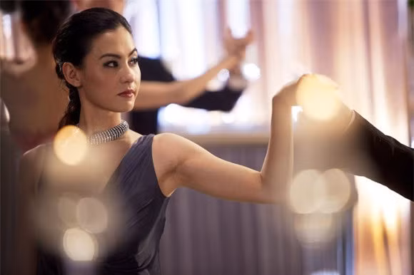 Họ nói chuyện, cho nhau số điện thoại và tán tỉnh nhau từ lúc nào tôi không biết. (Ảnh minh họa)