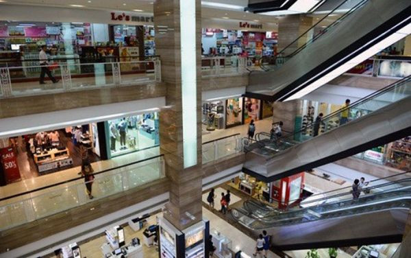 Chau be bi roi tu tang 2 trung tam thuong mai thoat chet ky dieu