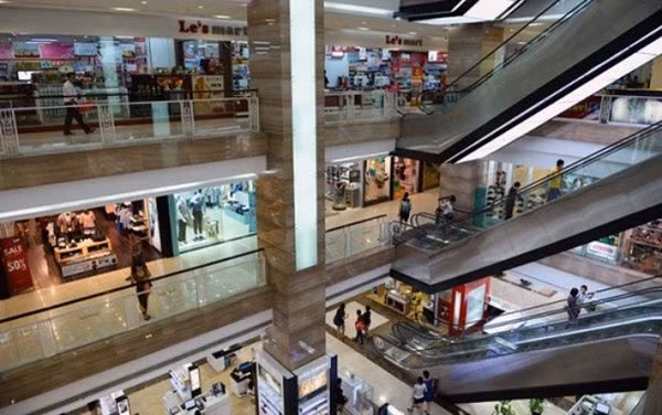 Chau be bi roi tu tang 2 trung tam thuong mai thoat chet ky dieu