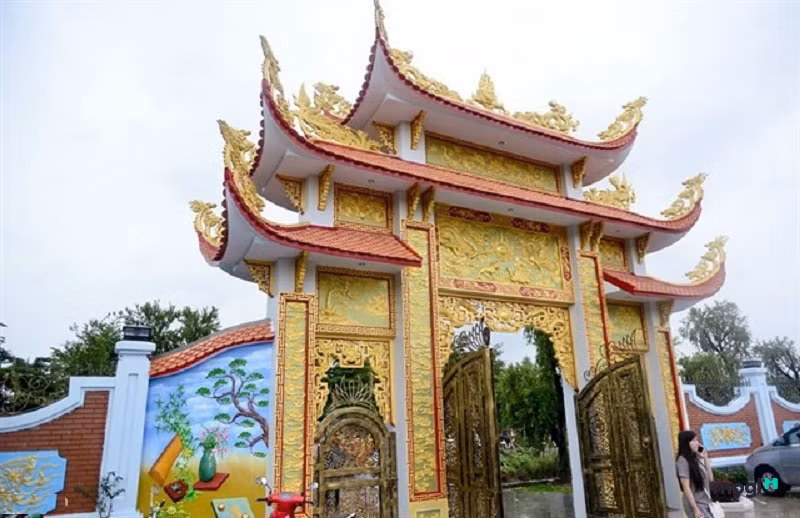 Ngo ngang khong gian song xap xe cua danh hai bac ty Hoai Linh