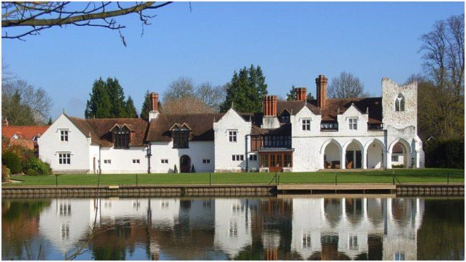 Bi an trong cau lac bo truy lac, ma quy cua gioi thuong luu Anh