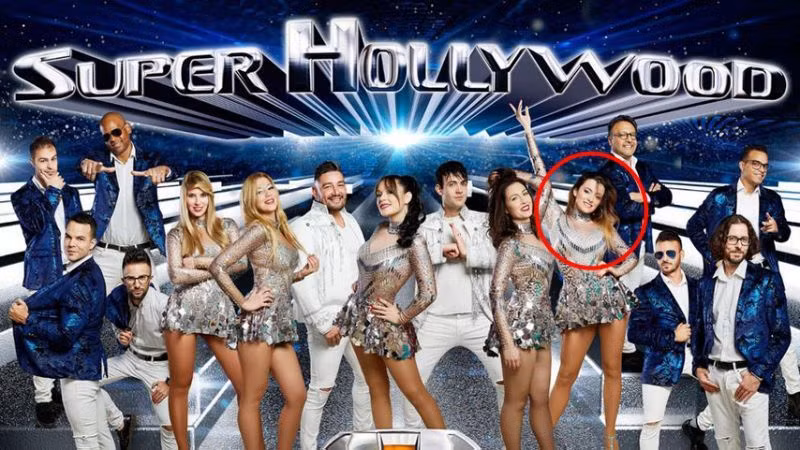 Joana Sainz (khoanh tròn) qua đời đột ngột khi đang trình diễn cùng các đồng nghiệp trên sân khấu.