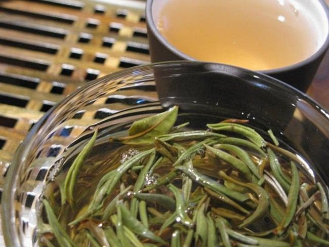 Khi pha, chỉ cần một nhúm nhỏ trà bạc kim cho vào nước sạch trong ấm, bạn có thể cảm thấy sự tươi mát.