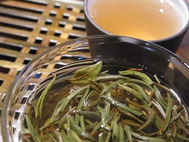 Khi pha, chỉ cần một nhúm nhỏ trà bạc kim cho vào nước sạch trong ấm, bạn có thể cảm thấy sự tươi mát.