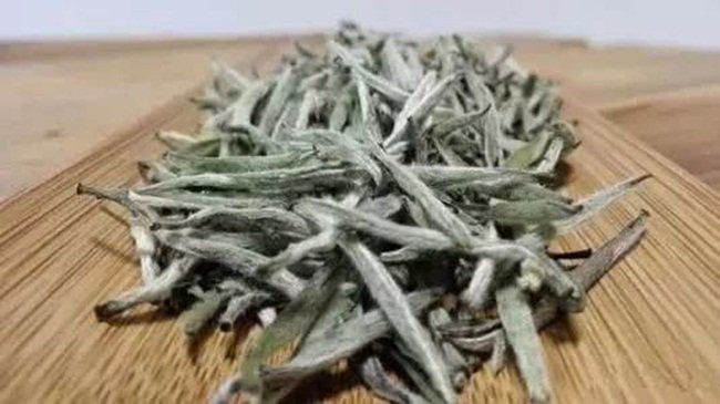 Sở dĩ có tên trà bạc kim vì người ta sẽ chọn hái các chồi có lớp lông tơ màu bạc trắng mịn phủ bên ngoài chồi.