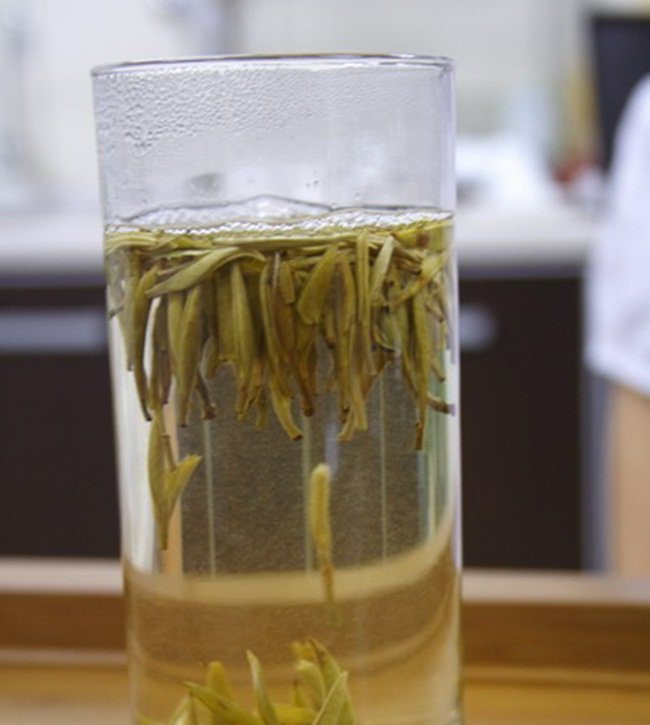 Trà được pha cùng nước ở nhiệt độ 75-80 độ C, được đánh giá có mùi thơm tinh tế, khi uống cảm nhận được vị ngọt.