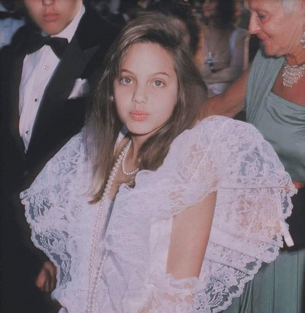 Angelina Jolie nổi tiếng từ khi còn nhỏ. Cô bắt đầu đóng phim từ năm 1982, khi mới 7 tuổi. Lúc đó, Jolie góp mặt trong bộ phim Lookin' to Get Out cùng cha ruột - ngôi sao điện ảnh từng đoạt giải Oscar Jon Voight. Angelina Jolie có tên đầy đủ là Angelina Jolie Voight nhưng cô đã bỏ họ Voight khi lựa chọn nghệ danh.