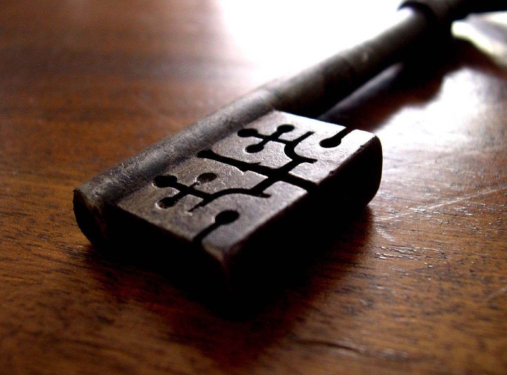 Người Thụy Điển không ủng hộ việc đặt chìa khóa trên bàn. Quan niệm này bắt nguồn từ xưa khi các gái mại dâm đặt chìa khóa lên bàn ở nơi công cộng như dấu hiệu mời khách. Do đó, người Thụy Điển tránh làm việc này để không bị hiểu nhầm. Dần dần, việc đặt chìa khóa trên bàn bị coi như điềm gở.