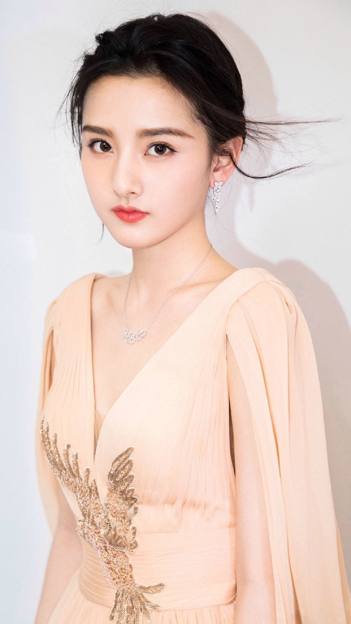 Tống Tổ Nhi - Tiểu Hoa hậu 95 được săn đón nhiều nhất Cbiz hiện tại. Dù đường nét khá giống với nàng Tiểu Long Nữ nhưng cô lại không phải chịu cái danh “bản sao” như những mỹ nhân khác.