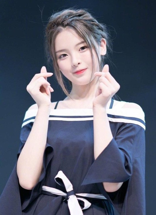 Dương Siêu Việt sinh năm 1998 ở Giang Tô, là thành viên nhóm nhạc đình đám Rocket Girls 101. Mỹ nhân đẹp nhất Trung Quốc hiện đang là cái tên được chú ý nhất nhóm Rocket Girl bởi nhan sắc không tì vết. Cô sở hữu đôi mắt to, khuôn mặt hài hòa, làn da trắng sáng và giọng nói dễ nghe. Trên các diễn đàn về nhan sắc, Dương Siêu Việt được nhắc đến liên tục và được dân mạng gọi là “thần tiên tỉ tỉ” thế hệ mới.