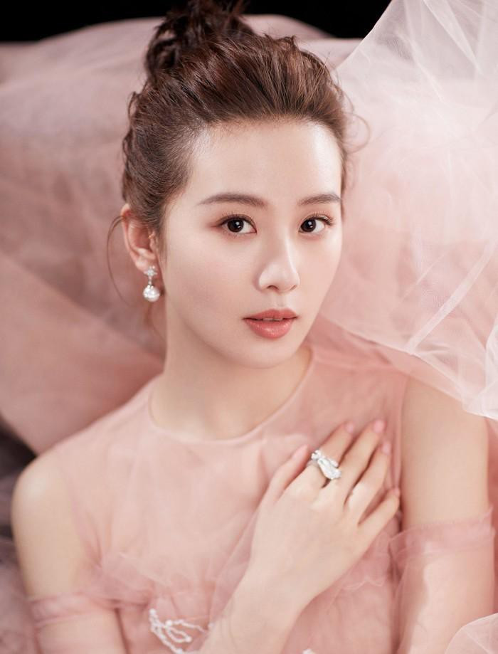 Người đẹp cũng sở hữu nhan sắc thanh cao thoát tục, phù hợp với các dòng phim cổ trang. Bẩn thân cô tham gia nhiều phim cổ trang nổi tiếng trong sự nghiệp của mình. Đến tận năm 2011, nữ diễn viên mới thực sự được công nhận tài năng và nhan sắc với sự thành công của bộ phim Bộ Bộ Kinh Tâm.